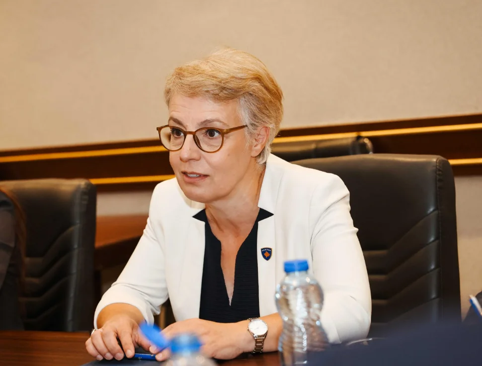 Donika Gërvalla gjatë një deklarate publike