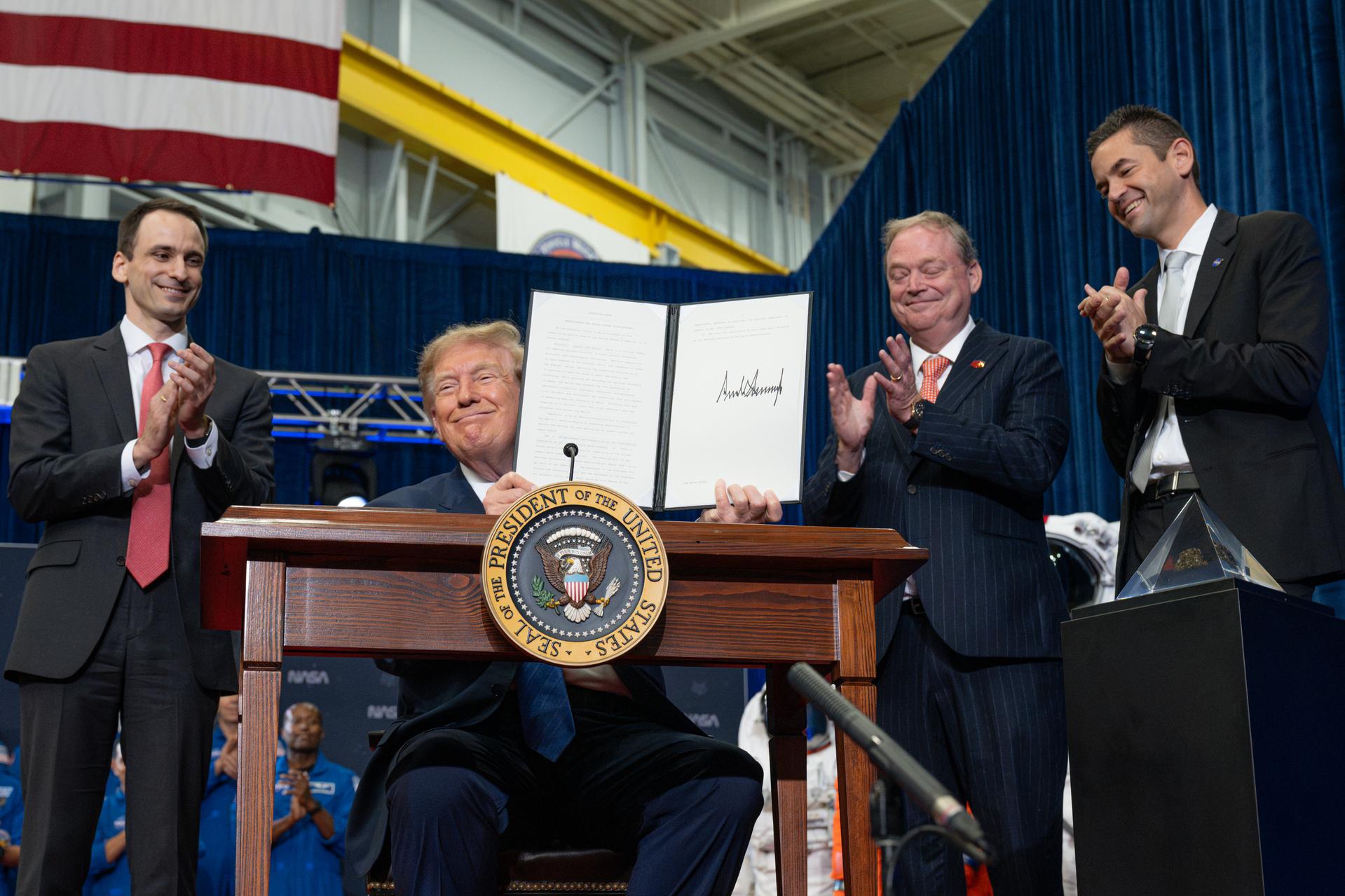 Donald Trump gjatë nënshkrimit të urdhrit për Akademinë Hapësinore në Qendrën Johnson të NASA-s