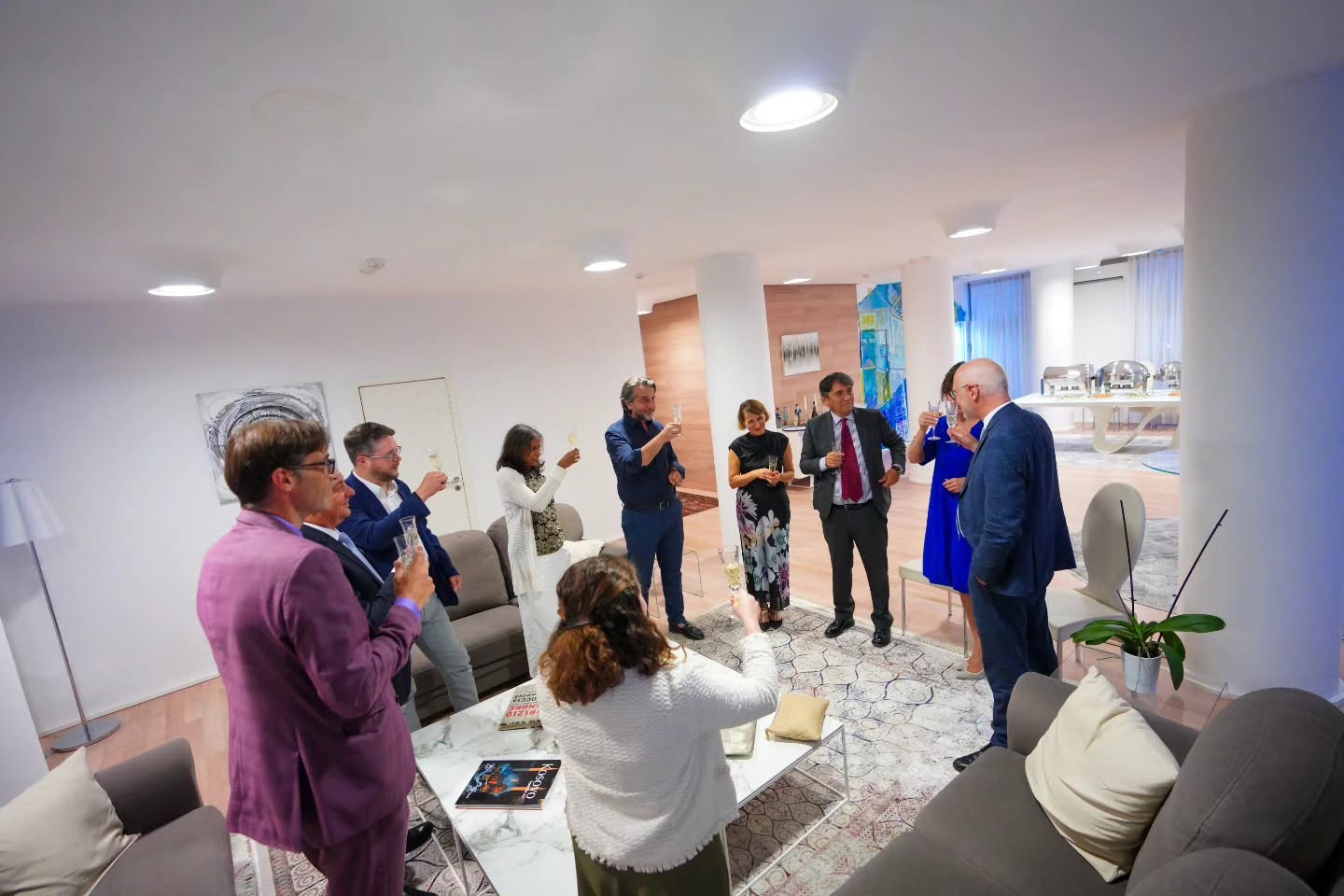 Pjesëmarrësit në darkën lamtumirëse për ambasadorin Olivier Guerot