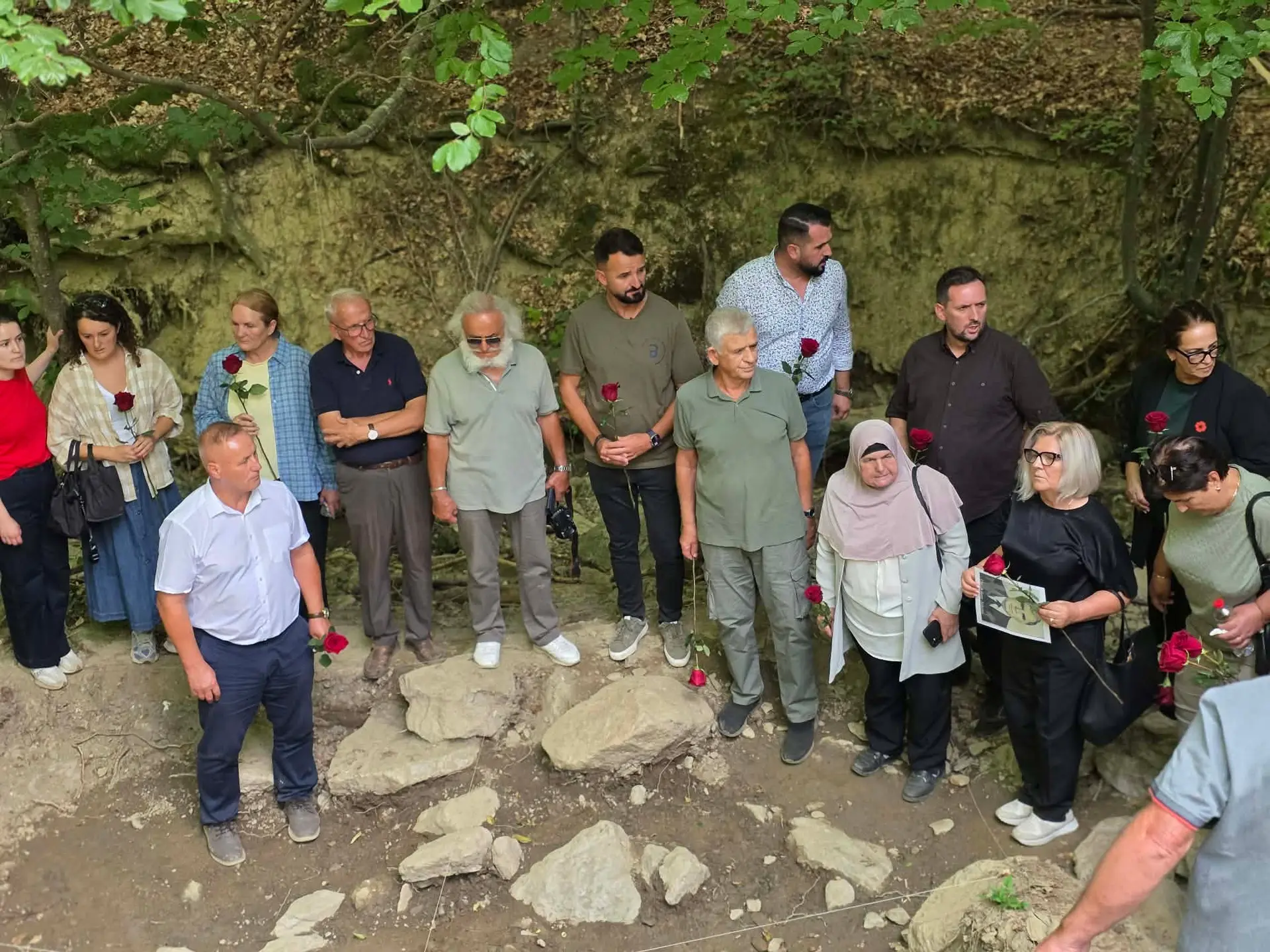 Familjarë dhe përfaqësues institucionalë gjatë homazheve në Kalludër