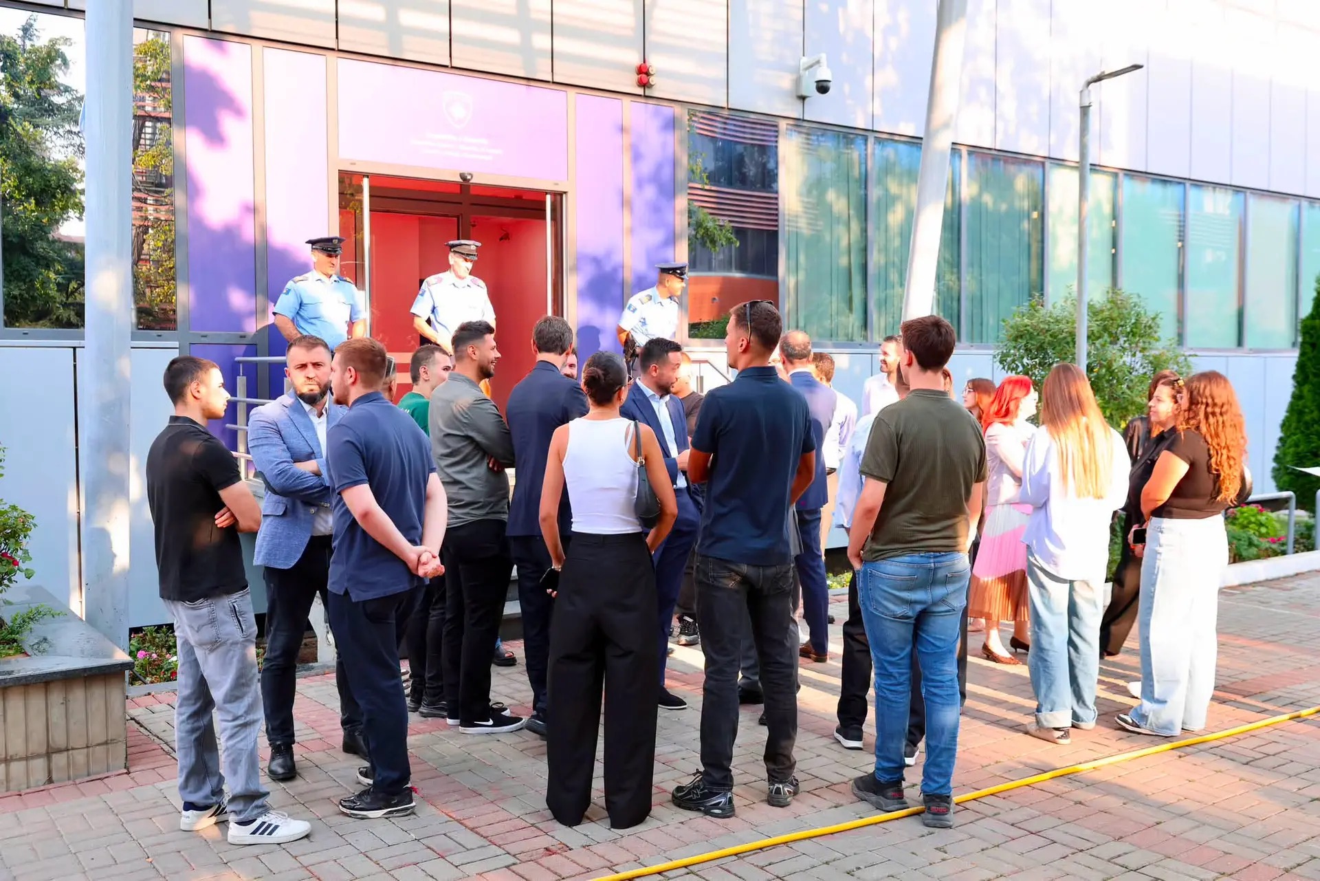 Pjesëmarrës para objektit të Qeverisë së Kosovës