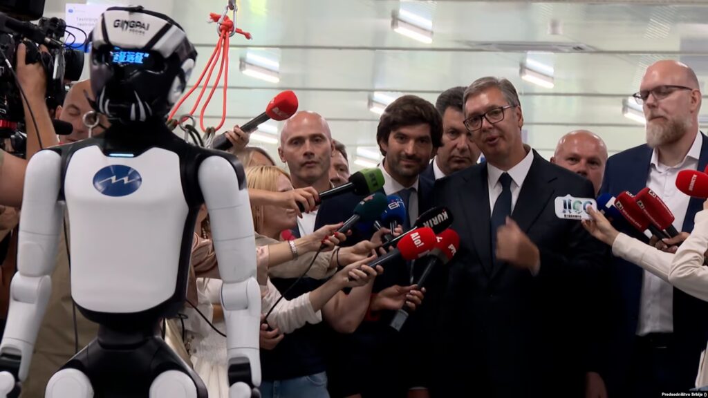 Aleksandar Vuçiq pranë një roboti humanoid në fabrikën e Shabacit