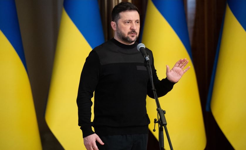 Volodymyr Zelensky duke folur para flamujve të Ukrainës