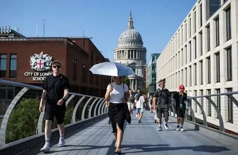 Njerëz duke ecur gjatë një dite me temperatura të larta, fotografi ilustruese