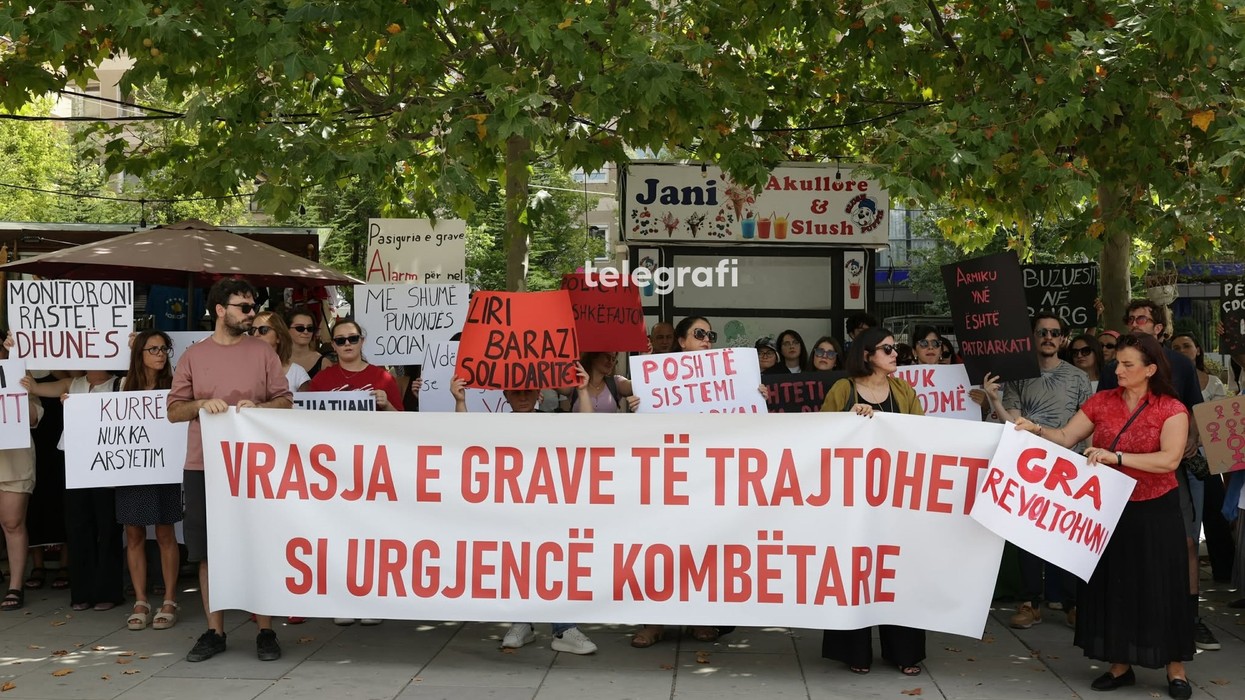 Protestues në Prishtinë me pankarta që kërkojnë siguri dhe mbrojtje për gratë