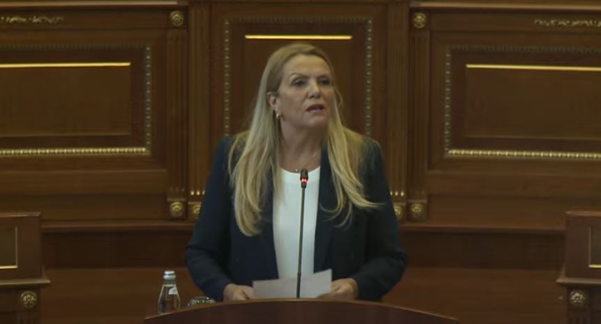 Time Kadrijaj duke folur në Kuvendin e Kosovës