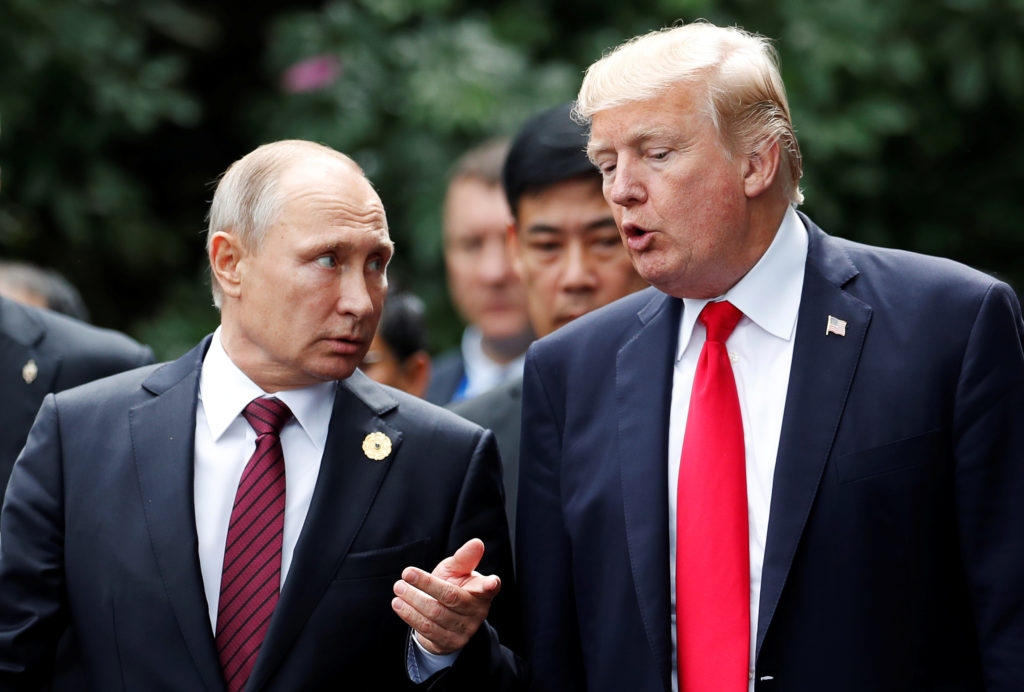Donald Trump dhe Vladimir Putin duke biseduar