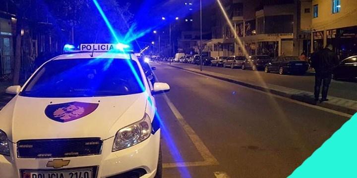 Automjet policie në një rrugë gjatë natës