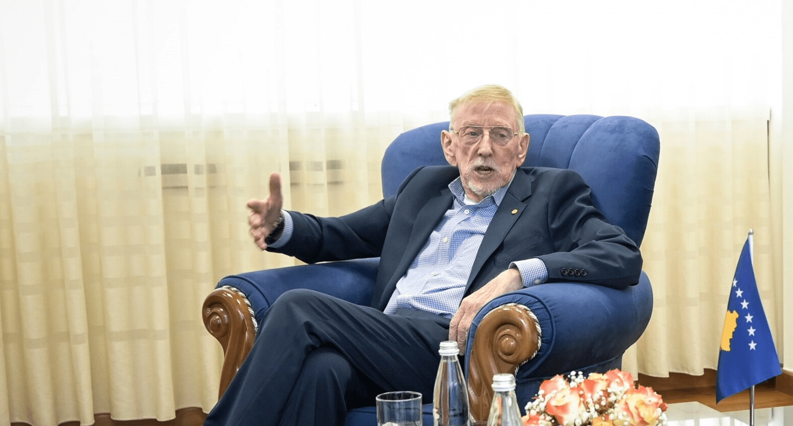 William Walker gjatë një interviste për zhvillimet politike në Kosovë