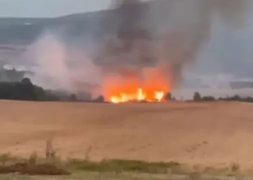 Zjarr në një fushë në Qaskovë të Klinës, zjarrfikësit lokalizojnë flakët