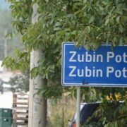 Tabela e vendbanimit Zubin Potok në veri të Kosovës