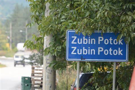 Policia gjen armë dhe 372 fishekë në dy shtëpi të pabanuara në Zubin Potok