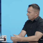Viktor Buzhala duke folur në studion e emisionit Pressing në T7