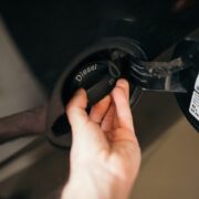 Një person duke mbushur me naftë rezervuarin e një automjeti në pikë karburanti