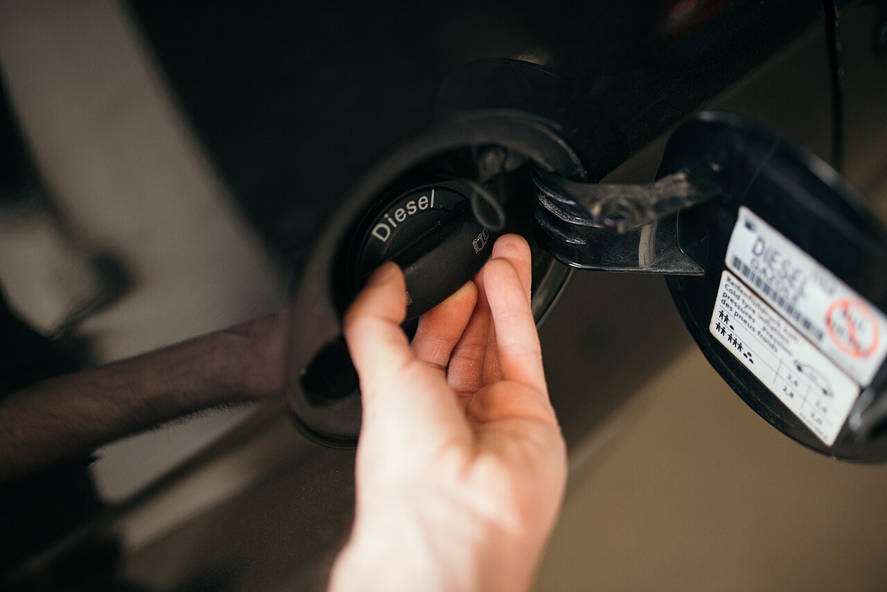 Nafta dhe benzina shtrenjtohen nga dy centë për litër në Kosovë