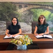 Fitore Pacolli dhe Mimoza Haxhija-Jedrashi gjatë nënshkrimit të marrëveshjes së bashkëpunimit