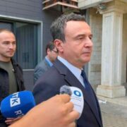 Albin Kurti gjatë një paraqitjeje para mediave