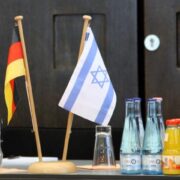 Flamujt e Gjermanisë dhe Izraelit gjatë një takimi zyrtar në Berlin