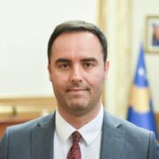 Glauk Konjufca në një portret zyrtar të vitit 2022