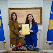 Vjosa Osmani dhe Albulena Haxhiu gjatë një ceremonie institucionale në vitin 2026