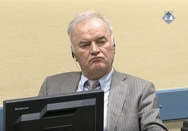 Trupi i Ratko Mlladiqit mbërrin në Beograd me avion qeveritar, i pranishëm edhe ministri i Drejtësisë