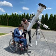 Pjesëmarrëse me karrocë në një aktivitet gjithëpërfshirës të astronomisë në Kosovë; fotografi arkivore që ilustron qasjen dhe përfshirjen