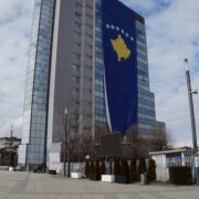 Ndërtesa e Qeverisë së Kosovës në Prishtinë me flamurin shtetëror, fotografi ilustruese për zhvillimet politike