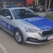 Automjet i Policisë së Kosovës i parkuar në një hapësirë publike