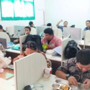 Nxënës të shkollës së mesme SMK Negeri 1 Balikpapan duke ngrënë vakte të programit falas MBG në Indonezi