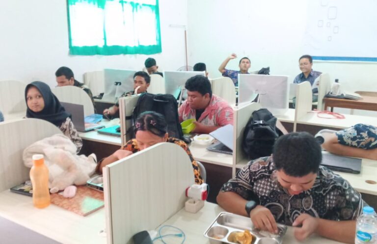 Rreth 2 mijë nxënës dhe mësues sëmuren nga ushqimi i shkollave në Indonezi