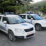 Dy automjete të Policisë së Maqedonisë së Veriut të parkuara pranë njëra-tjetrës
