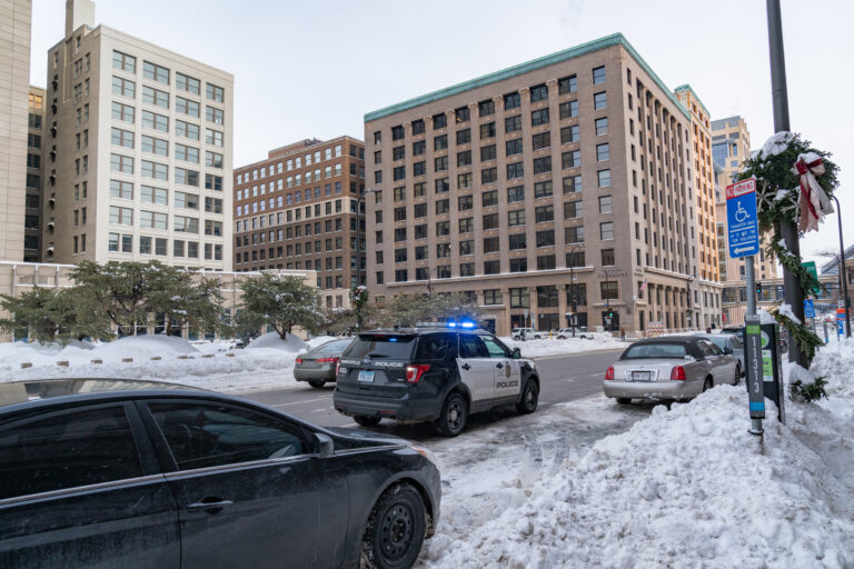Të shtëna në një ndërtesë banimi në Minneapolis, dy viktima dhe pesë të plagosur