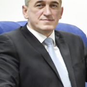 Nenad Rashiq në një portret zyrtar të Qeverisë së Kosovës në vitin 2022