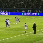 Luis Enrique dhe pjesëtarë të Paris Saint-Germain gjatë ndeshjes me Manchester Cityn në janar 2025