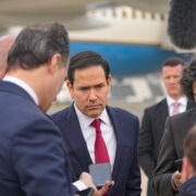Sekretari amerikan i Shtetit, Marco Rubio, duke folur me gazetarët pranë një avioni