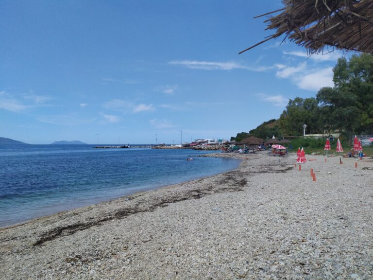 Persona të armatosur kërcënojnë pronarin e një resorti në Vlorë, policia sekuestron pistoletë