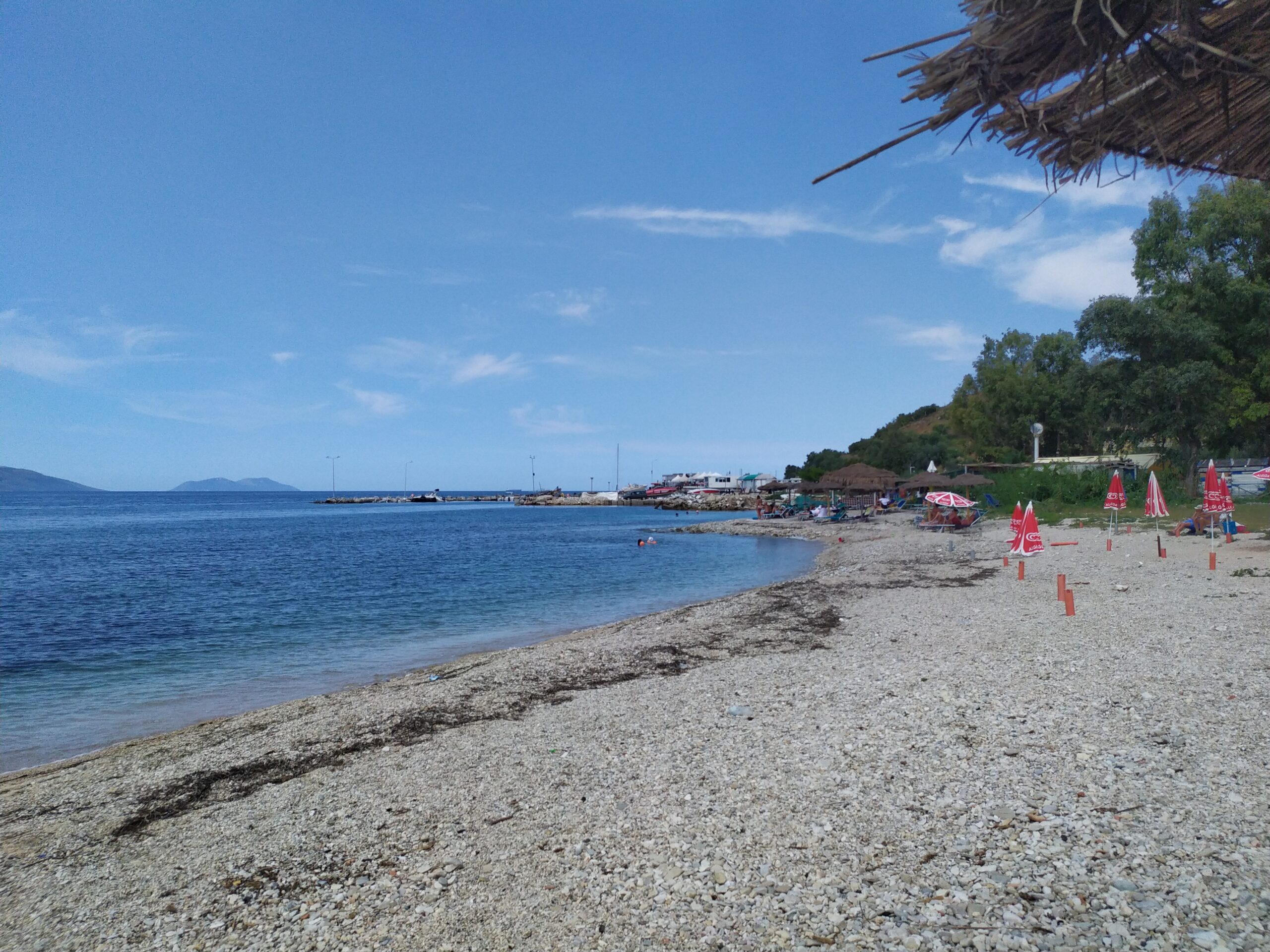Persona të armatosur kërcënojnë pronarin e një resorti në Vlorë, policia sekuestron pistoletë