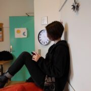Një adoleshent duke përdorur telefonin celular, fotografi arkivore ilustruese