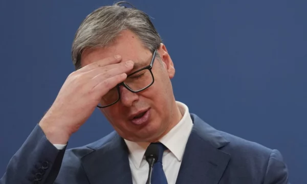 Shtohet presioni për përjashtimin e partisë së Vuçiqit