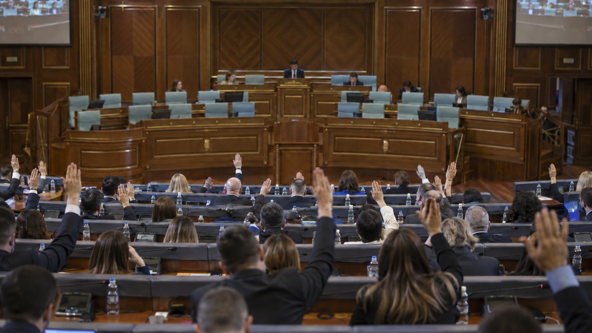 Ardian Gola zgjidhet nënkryetar i Kuvendit me 101 vota
