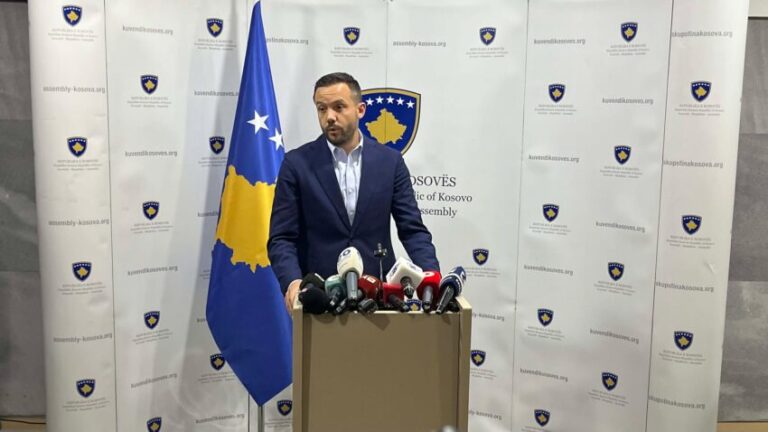 Albulena Haxhiu zotohet para PDK-së…
