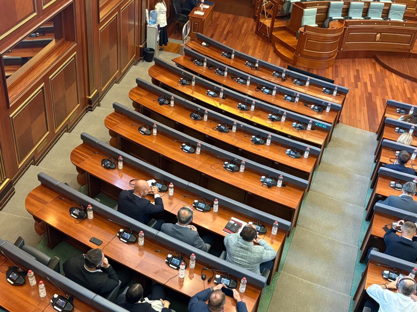 Lista Serbe hyn në sallë, kush mungon para votimit të Qeverisë?