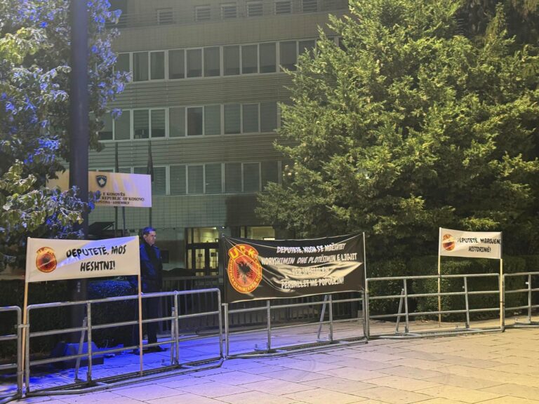 Pankarta para Kuvendit kërkojnë ndryshimin e ligjit për Specialen