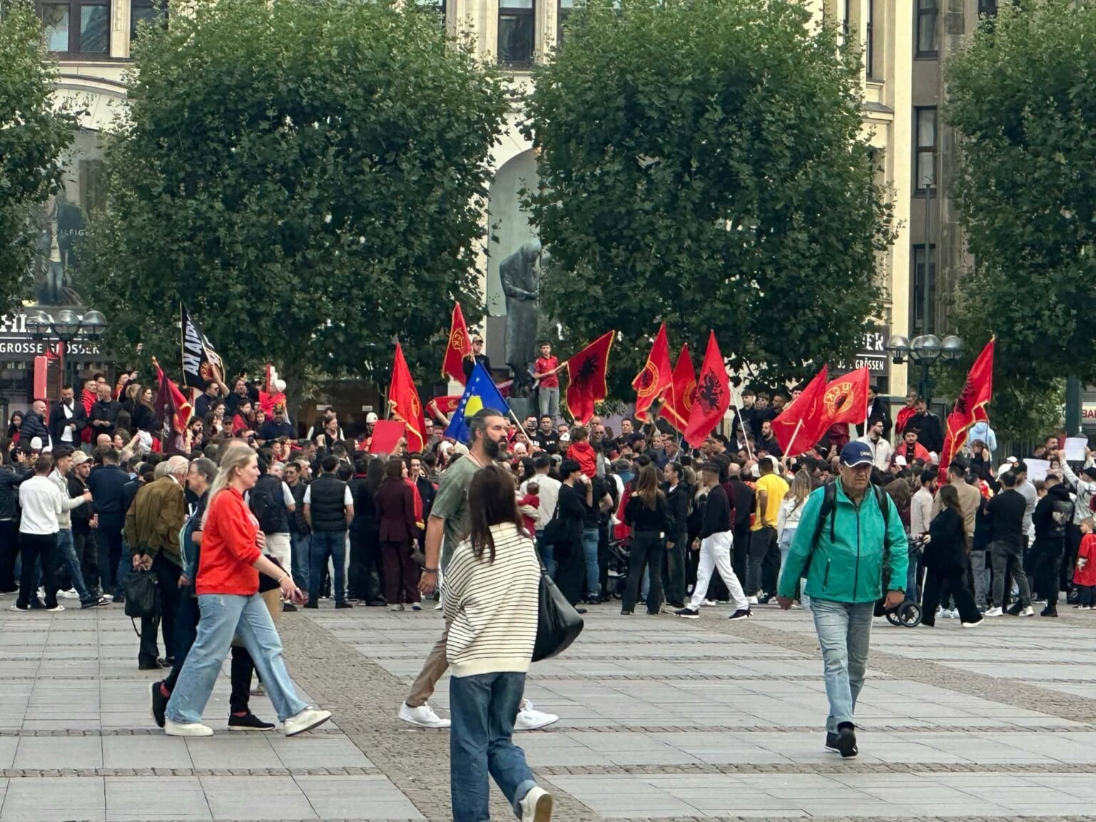 Diaspora proteston në Ulm e Mulhouse për ish-krerët e UÇK-së