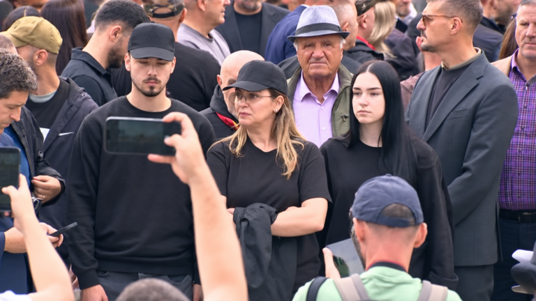 Shqipe Selimi në marsh — cilët deputetë të VV-së shihen pranë saj?