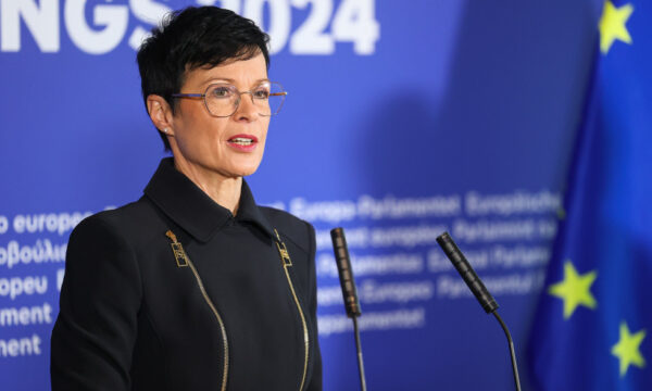 Kos: Anulova vizitën në Serbi pas glorifikimit të Mlladiçit