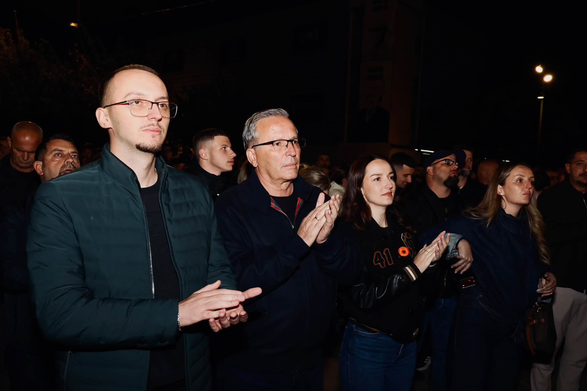 Hamza me familjen në protestë: “Liri për çlirimtarët!”