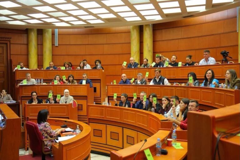Tirana shpall “Qytetarë Nderi” Thaçin, Veselin, Krasniqin dhe Selimin
