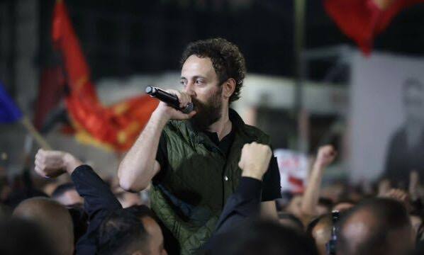 Dudushi e Fejzullahu sonte në protestën kundër aktgjykimit të Speciales