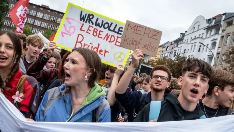 Clash Report: Mbi 45 mijë studentë protestojnë në Gjermani